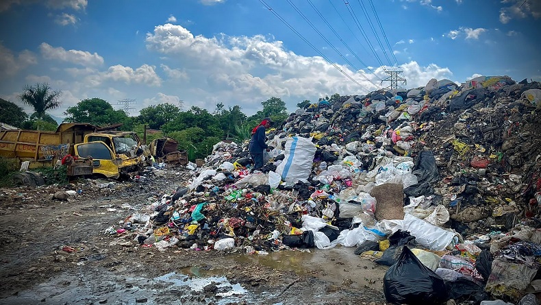 60 Ton Sampah Numpuk di Kantor UPT Kebersihan DLH KBB, Bau Busuk Bikin Mual