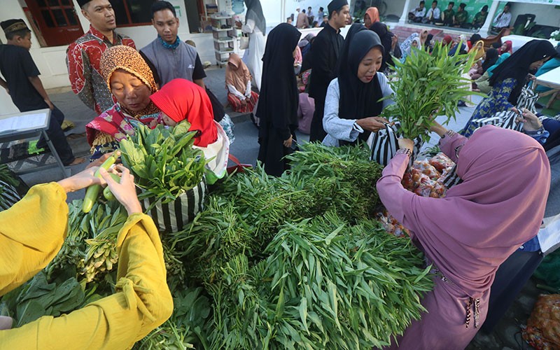 Lumbung Kebaikan Bagi-Bagi Sayuran Gratis untuk Warga Tidak Mampu - Bagian 1
