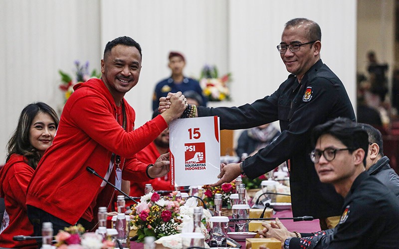 Daftar Bacaleg ke KPU, PSI Bawa Poster Jokowi - Bagian 2