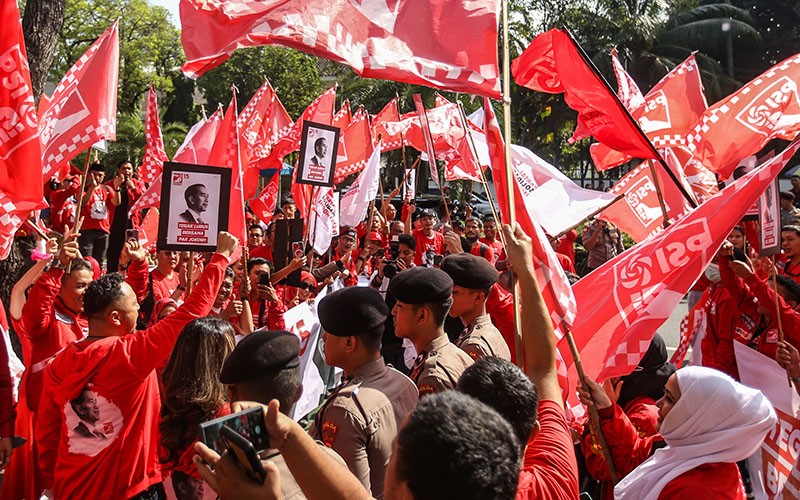 Daftar Bacaleg ke KPU, PSI Bawa Poster Jokowi - Bagian 1