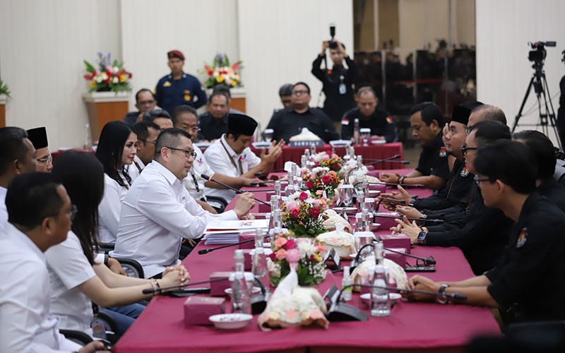Momen Hary Tanoesoedibjo Serahkan Daftar Bacaleg Partai Perindo ke KPU - Bagian 3