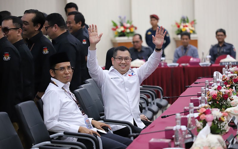 Momen Hary Tanoesoedibjo Serahkan Daftar Bacaleg Partai Perindo ke KPU - Bagian 4