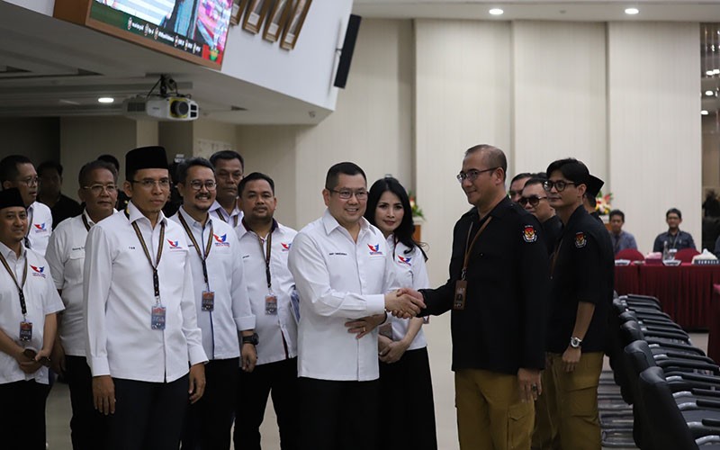 Momen Hary Tanoesoedibjo Serahkan Daftar Bacaleg Partai Perindo ke KPU - Bagian 2