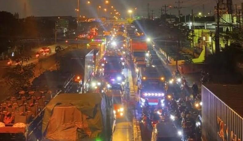 Potret Kemacetan Jalur Pantura Demak Semarang Dampak Peninggian Jalan