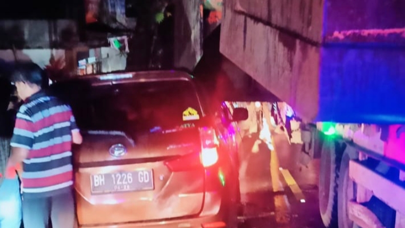 Truk Pengangkut Beton di Sukabumi Timpa Mobil Xenia, Sopir Terjepit