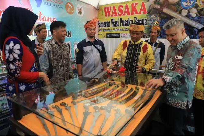 Pamerkan Hasil Kerajinan Daerah, Pj Bupati HSU Buka Amuntai Expo 2023