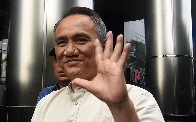 Senyum Politisi Demokrat Andi Arief Diperiksa KPK soal Dugaan Pencucian Uang - Bagian 1