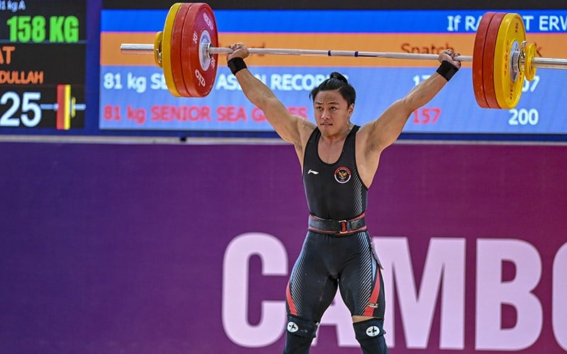 Momen Lifter Indonesia Pamer Otot usai Raih Medali Emas Pecahkan Rekor SEA Games - Bagian 3