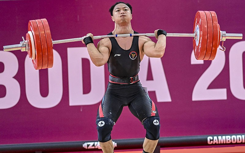 Momen Lifter Indonesia Pamer Otot usai Raih Medali Emas Pecahkan Rekor SEA Games - Bagian 2