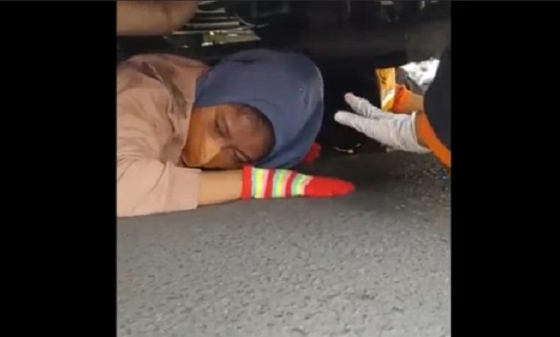 Kecelakaan di Surabaya, Bus Tabrak Pemotor hingga Masuk Kolong, Evakuasi Dramatis 