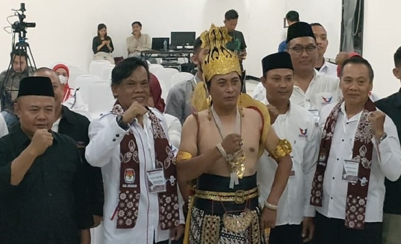 title Datang Malam Hari, Partai Perindo Sidoarjo Long March Daftarkan 50 Bacaleg ke KPU Datang Malam Hari, Partai Perindo Sidoarjo Long March Daftarkan 50 Bacaleg ke KPU