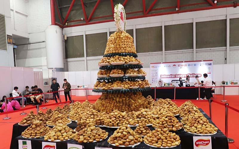 Penampakan 16.000 Perkedel Disusun Setinggi 2 Meter Pecahkan Rekor Dunia - Bagian 3