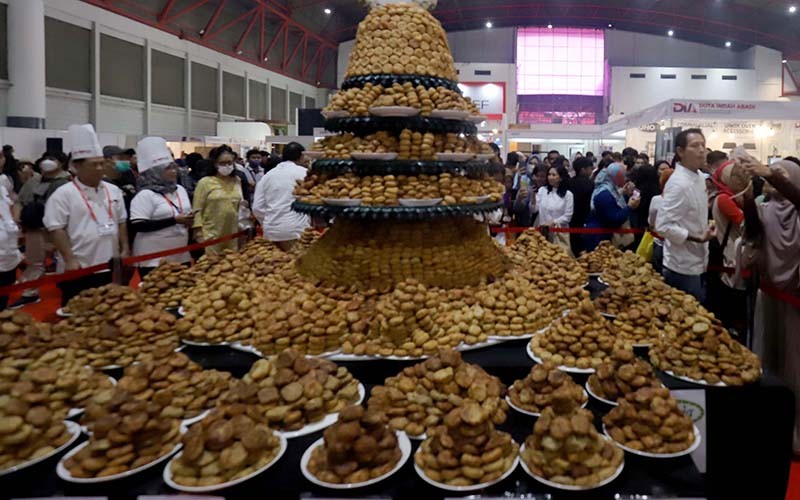 Penampakan 16.000 Perkedel Disusun Setinggi 2 Meter Pecahkan Rekor Dunia - Bagian 1