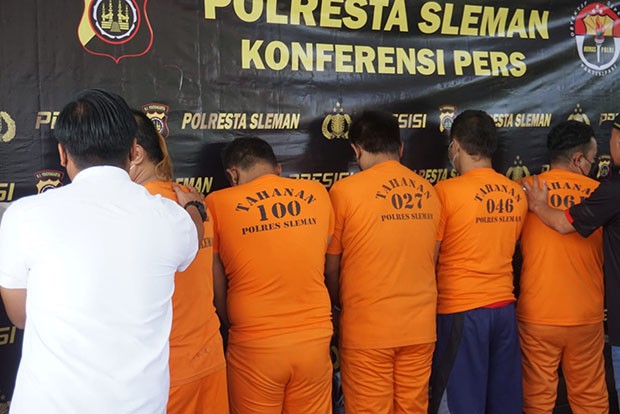 title Polisi Tangkap 5 Terduga Penembak Puskesmas Depok I, Didalangi Eks Petugas Keamanan yang Sakit Hati Polisi Tangkap 5 Terduga Penembak Puskesmas Depok I, Didalangi Eks Petugas Keamanan yang Sakit Hati