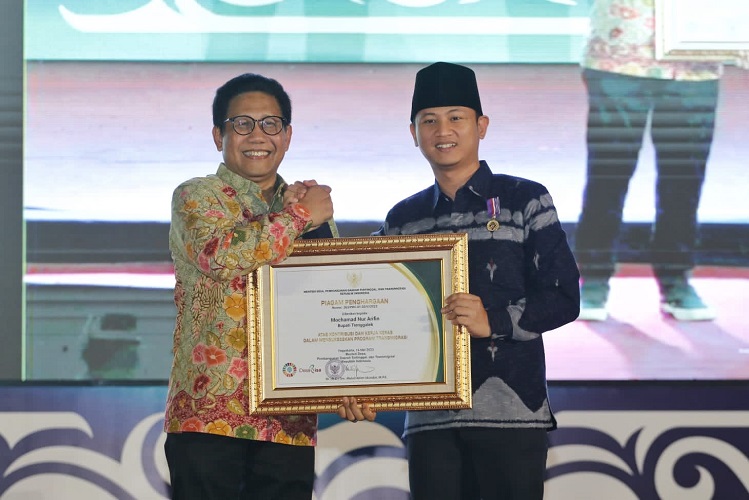 Sukseskan Transmigrasi, Bupati Trenggalek Raih Penghargaan dari Kemendes PDTT