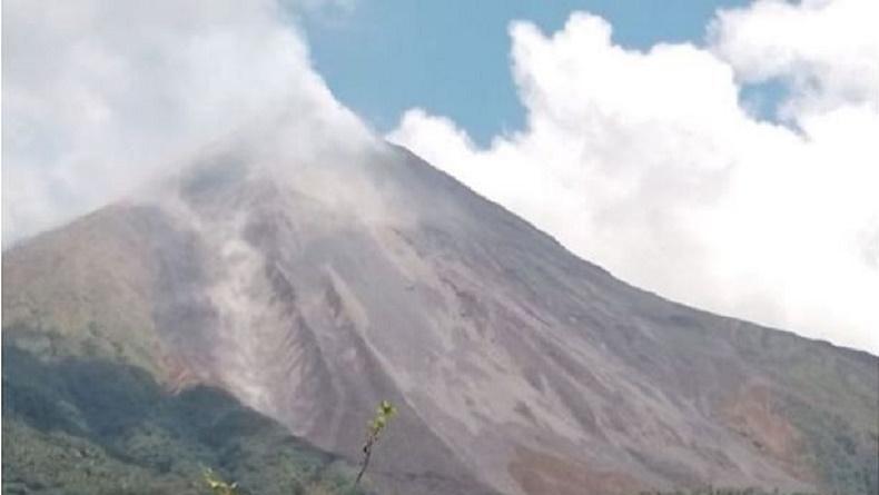 Luncuran Awan Panas Erupsi Gunung Karangetang Ancam 3 Desa di Sitaro