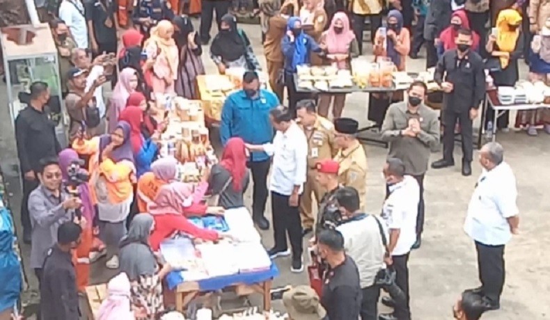 title Presiden Jokowi Tiba di Jambi Langsung Bertemu Pedagang Pasar dan Bagikan Bantuan Presiden Jokowi Tiba di Jambi Langsung Bertemu Pedagang Pasar dan Bagikan Bantuan