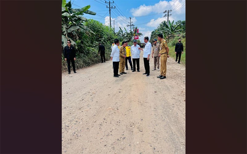 Usai Lampung, Jokowi Cek Jalan Rusak di Provinsi Jambi - Bagian 3