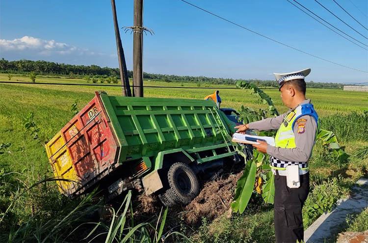 Kecelakaan Lalu Lintas Di JJLS Kulonprogo, Truk Tabrak Pohon Akibatkan ...