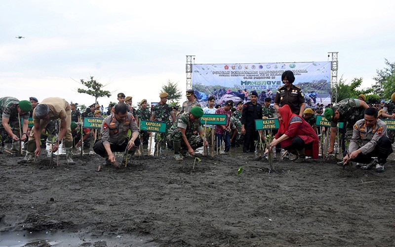 Prajurit TNI-Polri Kompak Tanam Bibit Mangrove di Pesisir Pantai Tirang Semarang - Bagian 3