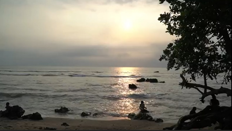 Pantai Kodok Pandeglang Ramai Dikunjungi, Menanti Momen Indah Sunset untuk Berfoto