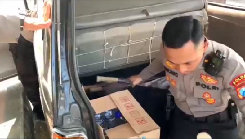 title Kisruh Pilkades Bangkalan, Polisi Amankan Puluhan Celurit dan Parang di Depan Pendopo Kisruh Pilkades Bangkalan, Polisi Amankan Puluhan Celurit dan Parang di Depan Pendopo
