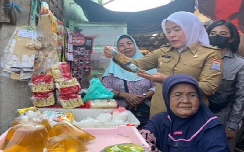 title Emak-emak Diimbau Waspada, Bumbu Kemasan Kedaluwarsa Beredar di Pasar Palembang Emak-emak Diimbau Waspada, Bumbu Kemasan Kedaluwarsa Beredar di Pasar Palembang