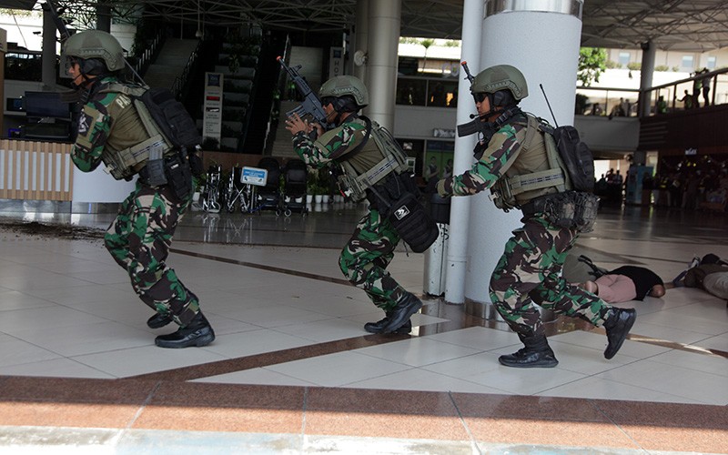 Jihandak TNI AL Evakuasi Bom di Bandara Juanda - Bagian 3
