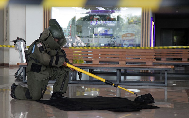 Jihandak TNI AL Evakuasi Bom di Bandara Juanda - Bagian 2