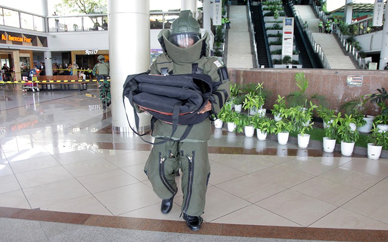 Jihandak TNI AL Evakuasi Bom di Bandara Juanda - Bagian 1