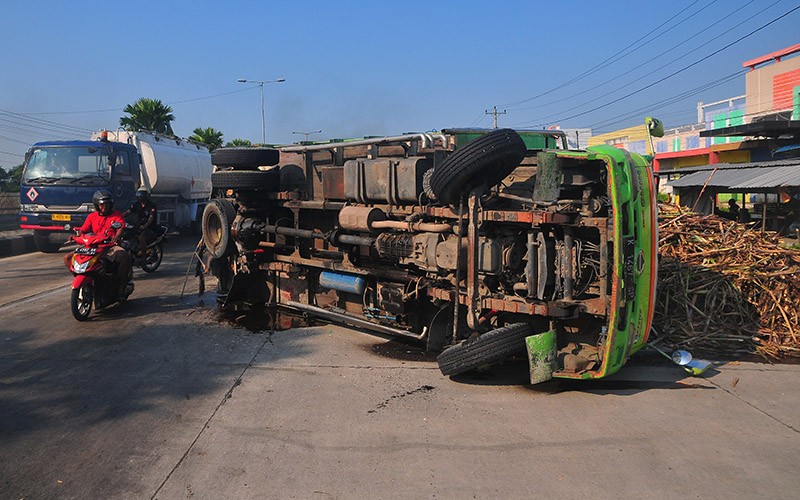 Truk Bawa Tebu Terguling di Pantura Kudus, Lalu Lintas Macet Panjang - Bagian 2