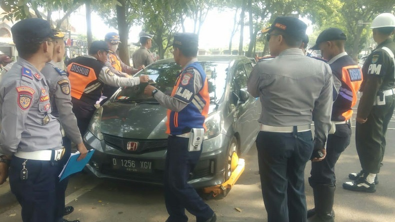 9 Mobil Parkir Sembarang Di Bahu Jalan Kota Cimahi Digembok Petugas ...