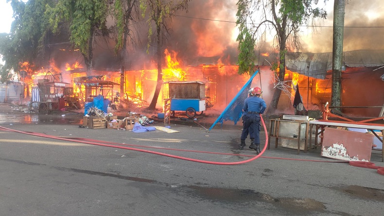 Kebakaran Hari Ini di Pasar Raya Padang, 40 Lapak Pedagang Hangus