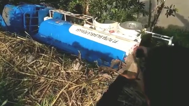Truk Tangki Bermuatan Solar 16 Ton Terperosok ke Jurang di Muara Enim