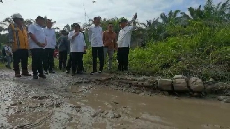 Presiden Jokowi Akhirnya Tinjau Jalan Rusak di Labuan Batu Utara yang sempat Viral