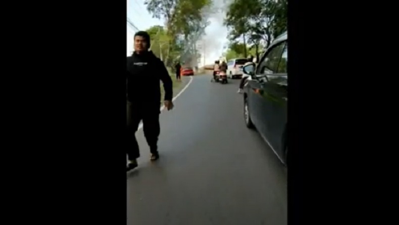 Penampakan Mobil Terbakar di Jalan Ahmad Yani, Api Berkobar Asap Tebal Membubung