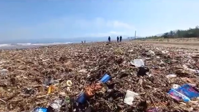 Memprihatinkan, Pantai Talanca Sukabumi Berubah Jadi Lautan Sampah