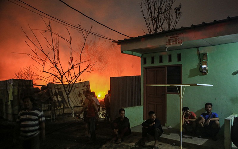 Kebakaran Gudang Oli di Tangerang Merembet ke Rumah Warga - Bagian 2