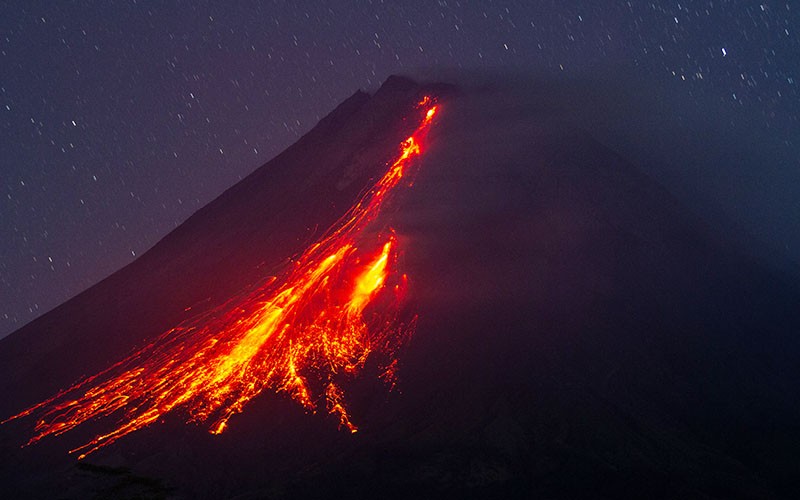 Gunung Merapi Munculkan 16 Kali Guguran Lava Pijar Sejauh 1,7 Kilometer Pagi Ini