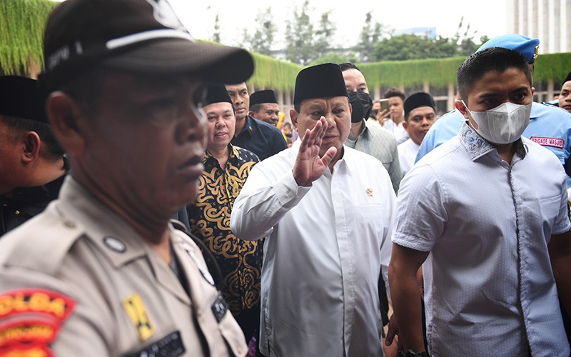 Momen Prabowo Peluk Erat Seorang Anak Kecil di Masjid Istiqlal - Bagian 2