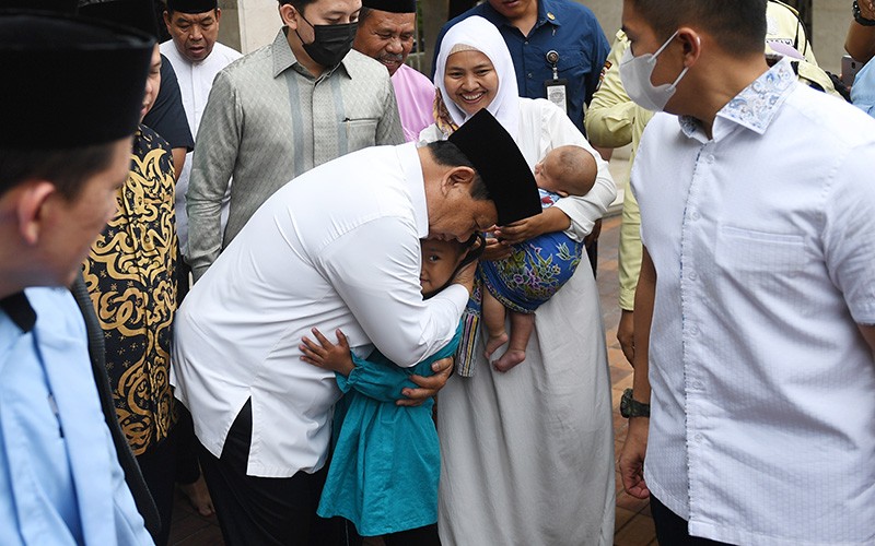 Momen Prabowo Peluk Erat Seorang Anak Kecil di Masjid Istiqlal - Bagian 1