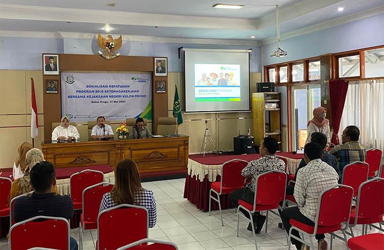 title Baru 35 Persen Perusahaan di Kulonprogo Lindungi Pekerja dalam Program BPJS Ketenagakerjaan Baru 35 Persen Perusahaan di Kulonprogo Lindungi Pekerja dalam Program BPJS Ketenagakerjaan