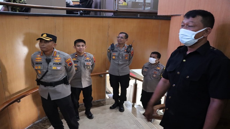 title Pastikan Kesiapan Personel, Kapolresta Solo Cek Pengamanan di Gereja Pastikan Kesiapan Personel, Kapolresta Solo Cek Pengamanan di Gereja