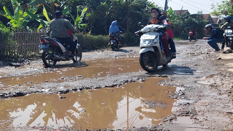 title Jalan Kabupaten di Batujajar KBB Rusak Parah Seperti Kubangan Kerbau Jalan Kabupaten di Batujajar KBB Rusak Parah Seperti Kubangan Kerbau