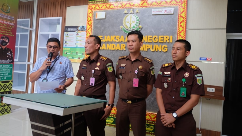 Kejati Lampung Limpahkan 3 Tersangka Kasus Korupsi Retribusi Sampah DLH Bandarlampung