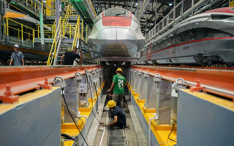 Foto Rangkaian Kereta Cepat Parkir di Depo Tegalluar - Bagian 5