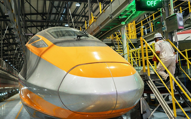 Foto Rangkaian Kereta Cepat Parkir di Depo Tegalluar - Bagian 3