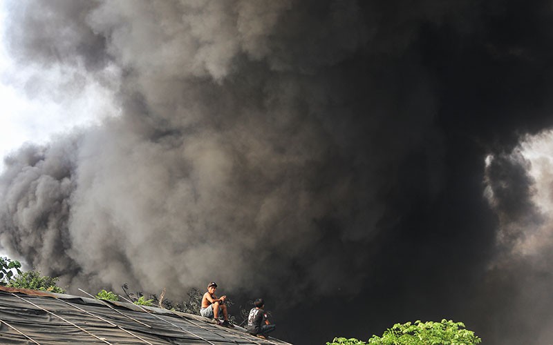 Kebakaran Pabrik Plastik di Jakarta Barat, Asap Hitam Membubung Tinggi - Bagian 3