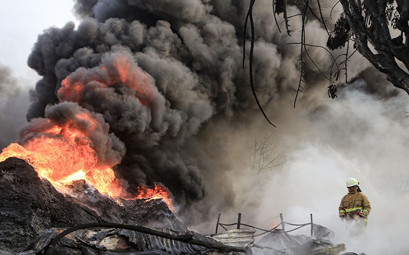 Kebakaran Pabrik Plastik di Jakarta Barat, Asap Hitam Membubung Tinggi - Bagian 1