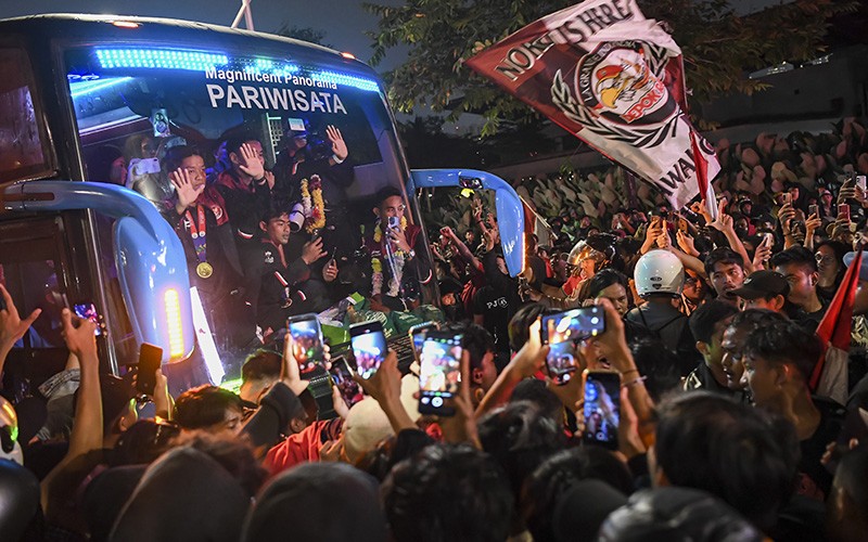 Suporter Sambut Kedatangan Timnas Indonesia U-22 dari SEA Games Kamboja - Bagian 1